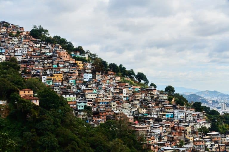 PANDEMIA EXPÕE INVISIBILIDADE DAS COMUNIDADES CARENTES BRASILEIRAS E EXIGE MAIOR ATUAÇÃO DO PODER PÚBLICO