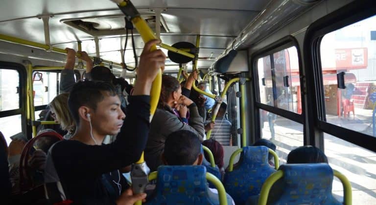 COMO O SERVIÇO DE TRANSPORTE PÚBLICO NO BRASIL REFLETE O RACISMO ESTRUTURAL