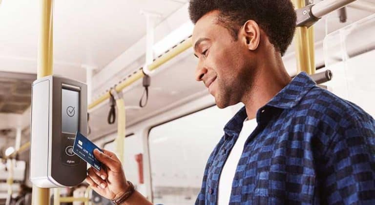 COM A RETOMADA DO USO DE TRANSPORTE PÚBLICO, NOVE EM CADA 10 PASSAGEIROS NO MUNDO ESPERAM TER A OPÇÃO DE PAGAR POR APROXIMAÇÃO, APONTA ESTUDO DA VISA