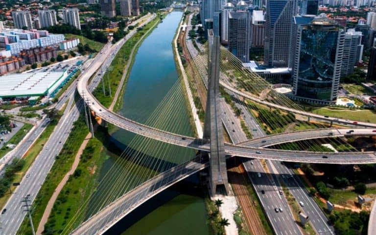 DESPOLUIÇÃO DO RIO PINHEIROS PASSA POR AÇÕES CONCRETAS DE SANEAMENTO EM SEUS AFLUENTES, BENEFICIANDO 593 MIL FAMÍLIAS