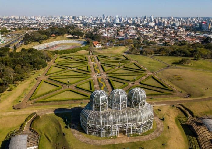 Fotografia do Janrdim Botânico de Curitiba com a cidade ao fundo