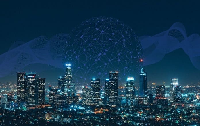 Fotografia de vista noturna de cidade inteligente, com as várias conexões de uma smart city, como redes de tecnologias de forma ilustrada