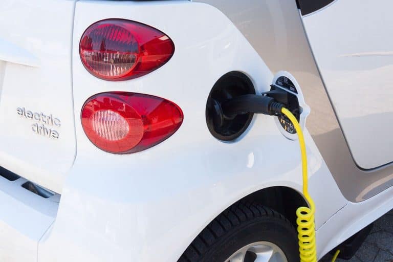 CARROS ELÉTRICOS ESTIMULAM BUSCA POR FONTES DE ENERGIA RENOVÁVEL