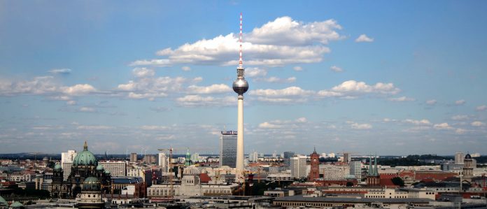Fotografia área da cidade de Berlim, em que é possível ver a torre de TV Berliner Fernsehturm no meio.