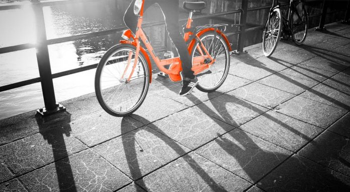 Fotografica de inidivíduo de bicicleta mostrando a micromobilidade