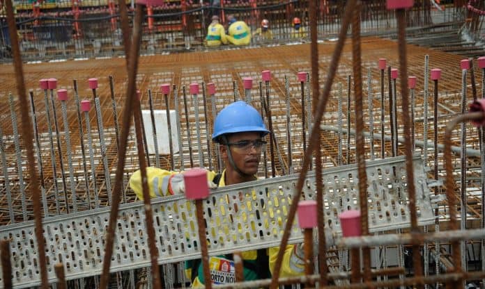 Fotografia de trabalhador na construção civil