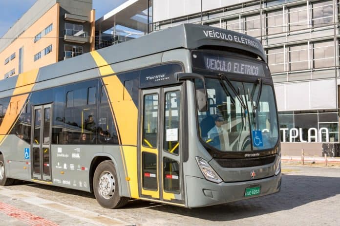 Fotografia da mobilidade elétrica com de ônibus elétrico em espaço urbano