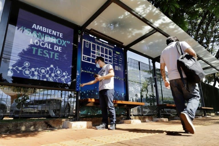 PONTOS DE ÔNIBUS INTELIGENTES COMEÇAM A FUNCIONAR EM FOZ DO IGUAÇU