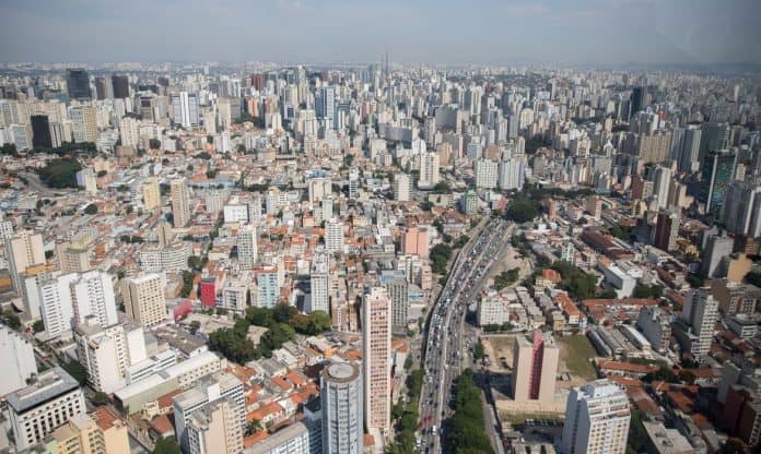 Fotografia aérea da capital paulista em referência à DESTAQUES MERCADO IMOBILIÁRIO: SÃO PAULO, CURITIBA E FORTALEZA