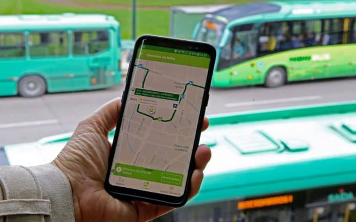 Fotografia de aplicativo de ônibus na mobilidade urbana