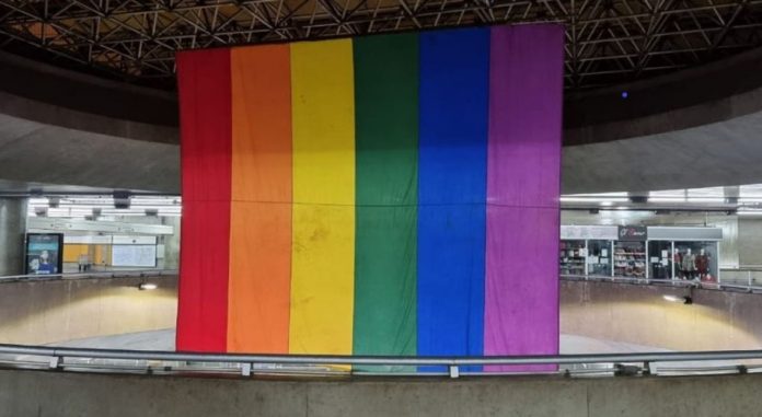 Fotografia de bandeira LGBT exibida na Estação da Sé