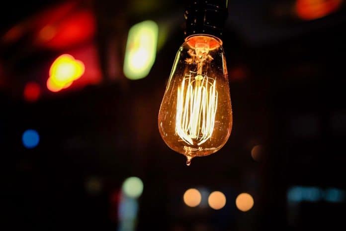 Fotografica relacionando lâmpada com inovação no paraná