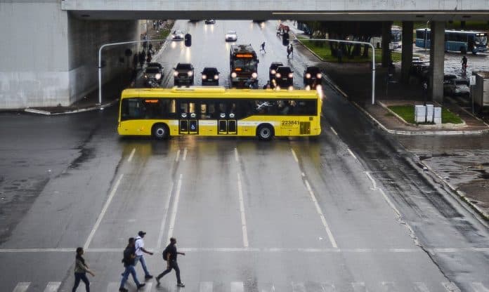 Fotografia de ônibus sobre Maio Amarelo