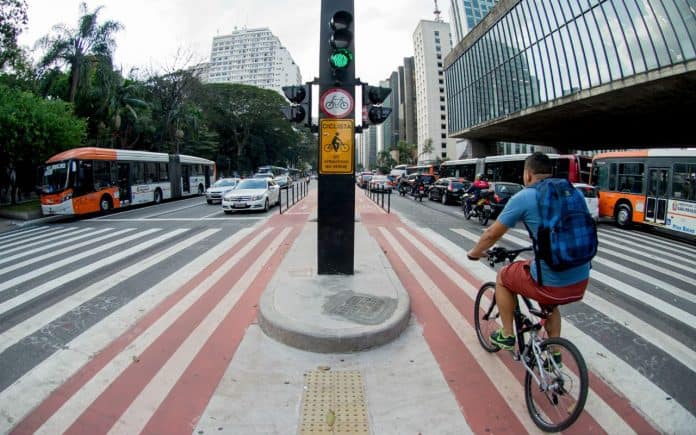 Fotografia de avenida em referência ao TOD, metodologia para cidades