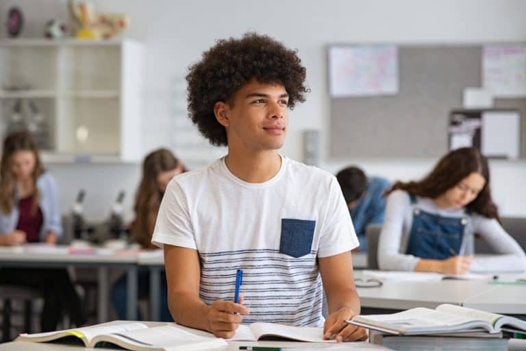 ESCOLA DO FUTURO ENVOLVE ROBÓTICA, GAMEFICAÇÃO, SIMULAÇÕES E LABORATÓRIOS VIRTUAIS, DIZ PROFESSOR DA FUNDAÇÃO DOM CABRAL