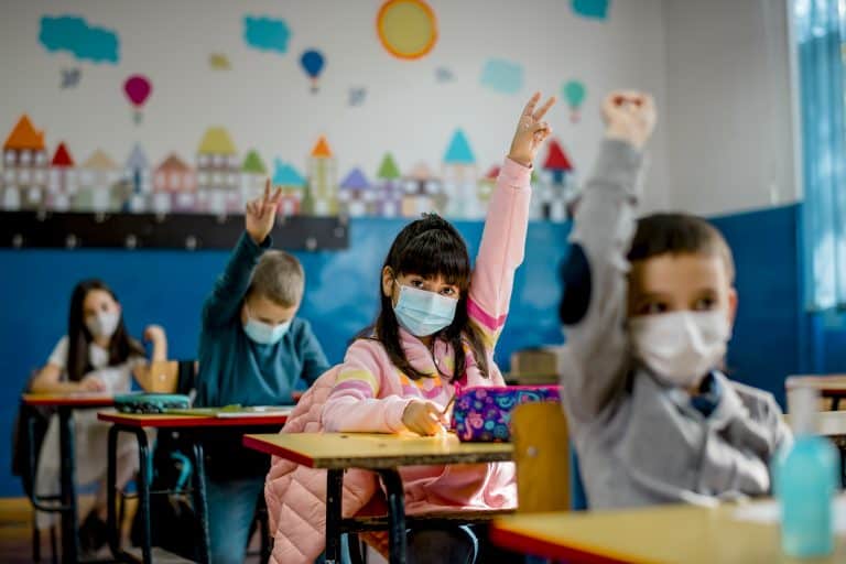 AS TRANSFORMAÇÕES NA SOCIEDADE PRECISAM CHEGAR NA EDUCAÇÃO