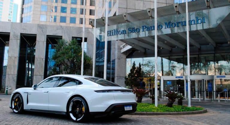 HOTÉIS HILTON E PORSCHE INAUGURAM ESTAÇÕES DE RECARGA PARA CARROS ELÉTRICOS