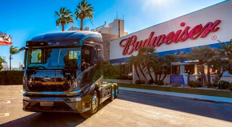CAMINHÕES BYD 100% ELÉTRICOS DISTRIBUEM A PRIMEIRA CERVEJA DA ANHEUSER-BUSCH NA CALIFÓRNIA, COM ENTREGA SEM EMISSÕES