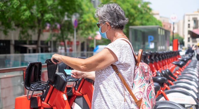 As prefeituras brasileiras estão oferecendo mais segurança para que as pessoas possam andar de bicicletas nos deslocamentos diários