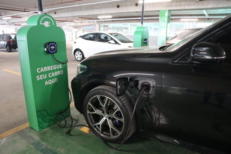 ASSAÍ PASSA A CONTAR COM ELETROPOSTOS FORNECIDOS PELA GREENYELLOW PARA QUE OS CLIENTES POSSAM CARREGAR CARROS ELÉTRICOS GRATUITAMENTE EM SUAS UNIDADES