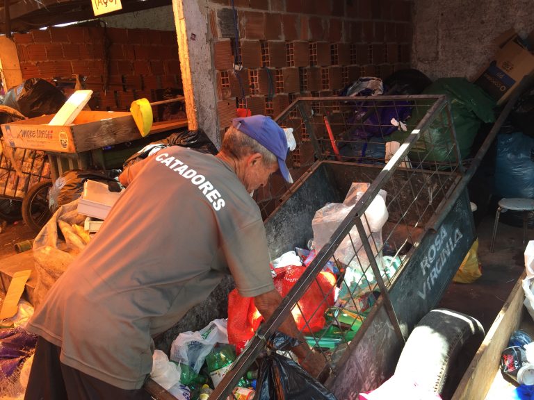A INCLUSÃO DOS CATADORES DE MATERIAIS RECICLÁVEIS PARA CIDADES INTELIGENTES, JUSTAS E SUSTENTÁVEIS