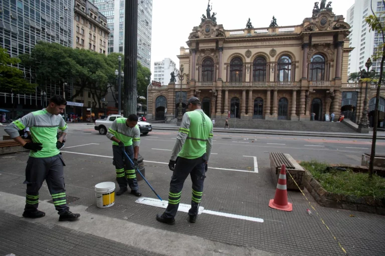 PREFEITURA DE SP ACERTA AO SUSPENDER O USO DE CALÇADÕES DO CENTRO COMO VAGAS PARA ESTACIONAMENTO