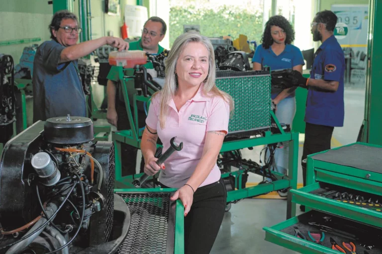 A MULHER QUE SUPEROU PRECONCEITOS PARA FUNDAR A ESCOLA DO MECÂNICO