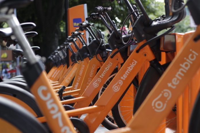 Uber e Tembici anunciam parceria inédita na América Latina para disponibilizar bicicletas compartilhadas na plataforma da Uber