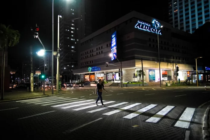 Sistema capta presença humana e ilumina o pedestre até o fim da travessia. Foto: Daniel Calvet / Prefeitura de Fortaleza.