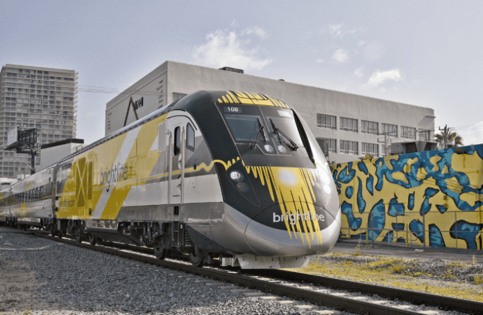 Trem de alta velocidade que conecta Orlando a Miami completa dois meses de operação