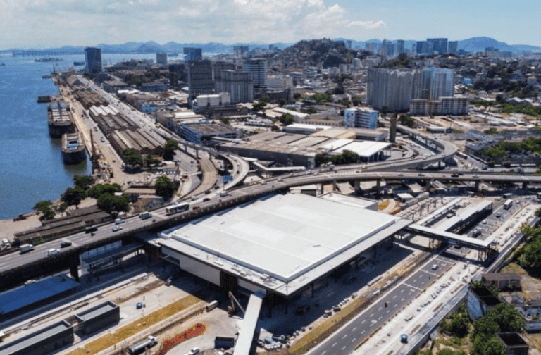 MAIOR TERMINAL INTEGRADOR DO RIO DE JANEIRO CONECTA BRT TRANSBRASIL, VLT E ÔNIBUS MUNICIPAIS