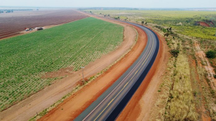 Rodovias do Futuro: modernização e benefícios das parcerias público-privadas (PPPs) e concessões.