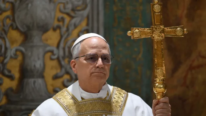 Papa Leão XIV celebra primeira missa aos cardeais na Capela Sistina.