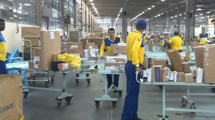 Brasileiros gastaram quase R$ 15 bilhões em encomendas internacionais em 2024, novo recorde