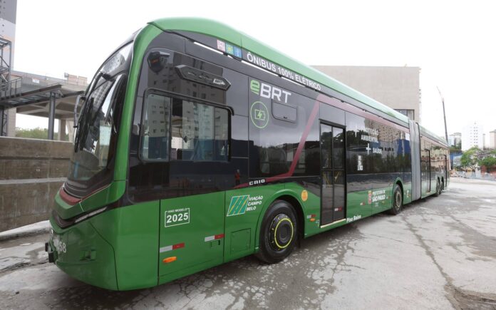 Ônibus elétrico superarticulado é testado para o futuro Corredor Verde da 9 de Julho
