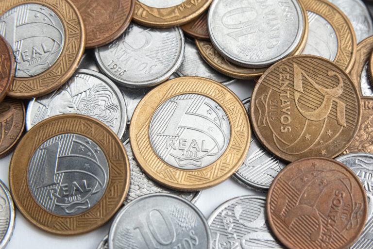 Mercado financeiro reduz previsão da inflação para 4,55% no Brasil