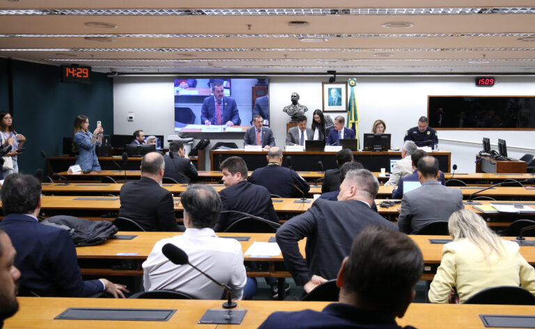 Base do governo e oposição divergem sobre PEC da Segurança Pública