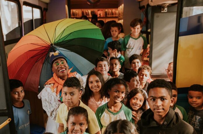 Ônibus leva literatura a praças do interior paulista e transforma cidades em espaços de leitura